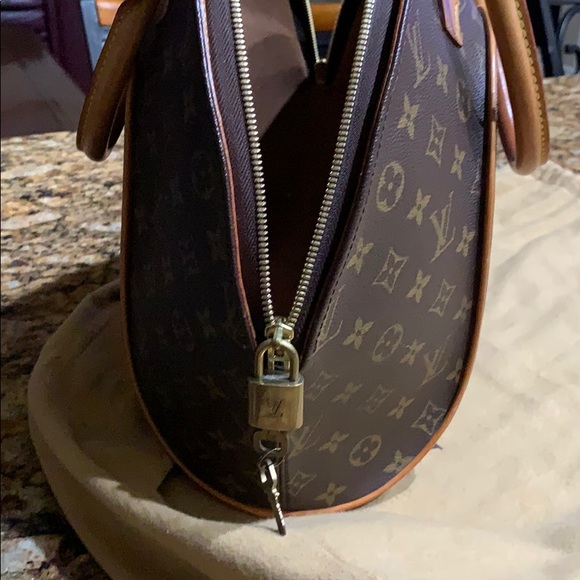 Louis Vuitton Purse - Picture 5 of 8